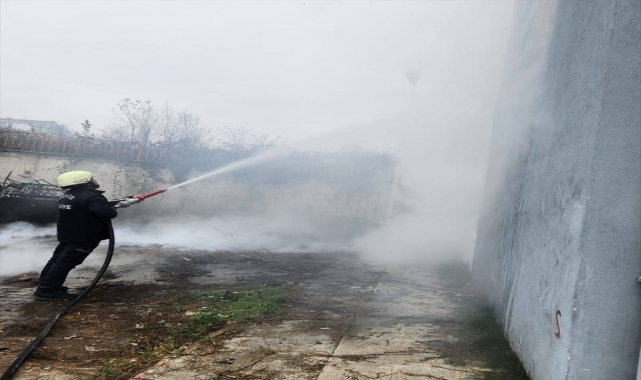 Gerze’de eski malzemelerin bulunduğu alanda çıkan yangın söndürüldü
