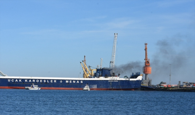 GÜNCELLEME - Samsun Limanı'nda bulunan gemide çıkan yangına müdahale ediliyor