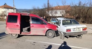 Karabük'te hafif ticari araçla çarpışan otomobilin sürücüsü yaralandı