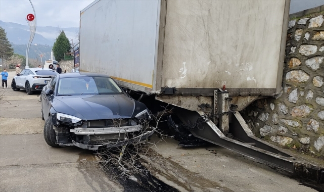 Karabük'te kamyondan ayrılan römork park halindeki 2 otomobile çarptı