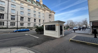 Karmod'un güvenlik kioskları, İngiltere'nin tarihi caddesinde kullanılıyor