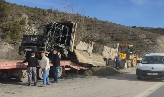 Kastamonu'da seyir halindeki kum yüklü kamyon yandı