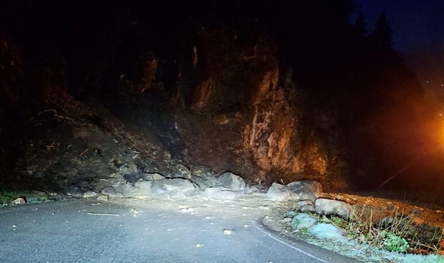 Of'ta heyelan nedeniyle mahalle yolu ulaşıma kapandı