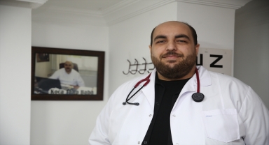 Rize'de babasının adını taşıyan aile sağlığı merkezinde hekimlik yapıyor