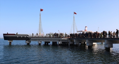 Samsun'da mübadiller denize karanfil bırakarak atalarını andı 