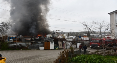 Samsun'da yangın çıkan hurdalıkta hasar oluştu