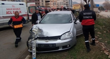Sinop'ta bir otomobil park halindeki otomobile çarptı, 4 kişi yaralandı