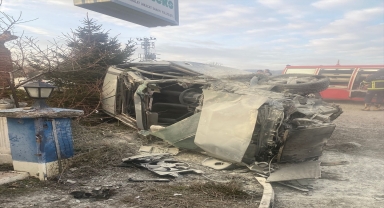 Tokat'ta bir fabrikanın bahçesine devrilen otomobildeki sürücü öldü