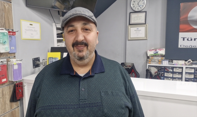 Tokat'ta iş yerinin cam kapısı yerine takılırken patladı