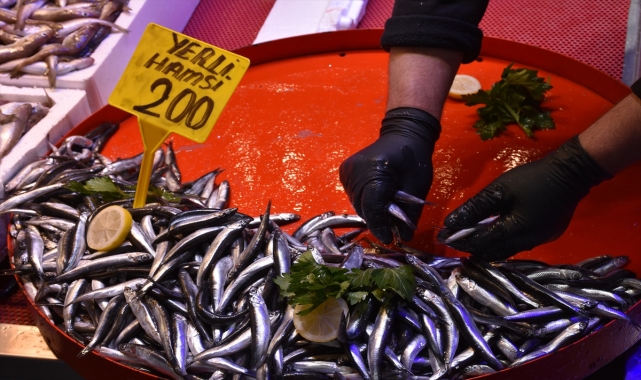 Trabzon'da hamsinin kilogramı 150 ile 200 lira arasında satışa sunuluyor