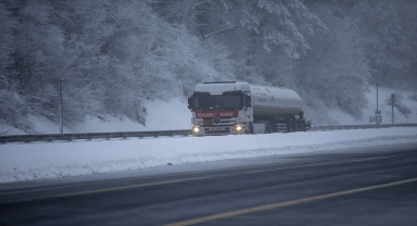 Anadolu Otoyolu ile D-100 kara yolunun Bolu Dağı geçişinde kar etkili oluyor