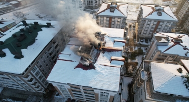 Artvin'de 5 katlı binanın çatısında çıkan yangın söndürüldü