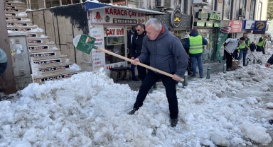 Artvin'de kar temizleme çalışmalarına vatandaşlar da katıldı