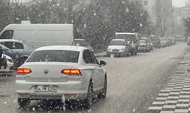 Bolu'da kar yağışı etkili oluyor