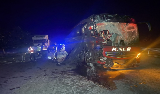 Bolu'da yolcu otobüsünün tıra çarpması sonucu 6 kişi yaralandı