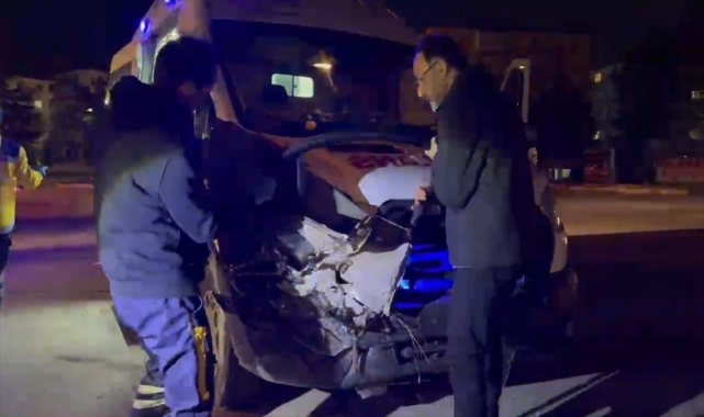 Çorum'da ambulans ile otomobil çarpıştı, 2 kişi yaralandı