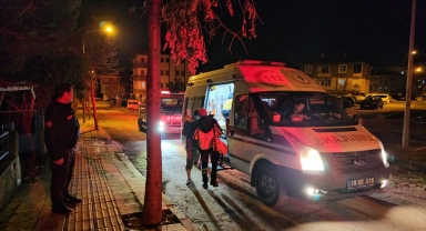 Çorum’da elektrikli battaniyeden çıkan yangına müdahale eden 2 kişi dumandan etkilendi