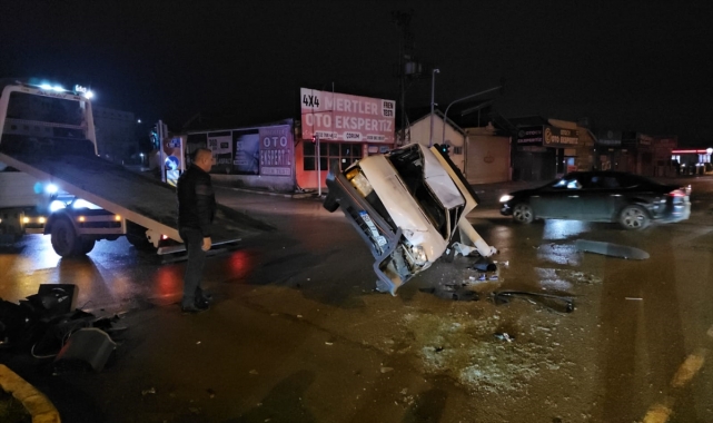 Çorum'da trafik lambalarına çarpan otomobildeki 2 kişi yaralandı