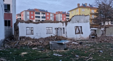 Çorum'da yıkmaya çalıştığı evin çöken çatısının altında kalan kişi yaralandı