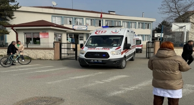 Düzce'de 5 öğrenci gıda zehirlenmesi şüphesiyle hastaneye kaldırıldı