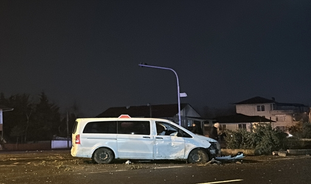 Düzce'de refüje çarpan panelvanın sürücüsü yaralandı