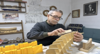 Emekliliğinde öğrendiği ahşap işlerini maket tekne yapımıyla sürdürüyor