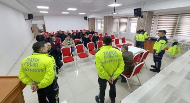 Gerze'de okul servisi sürücüleri ve rehber personel bilgilendirildi