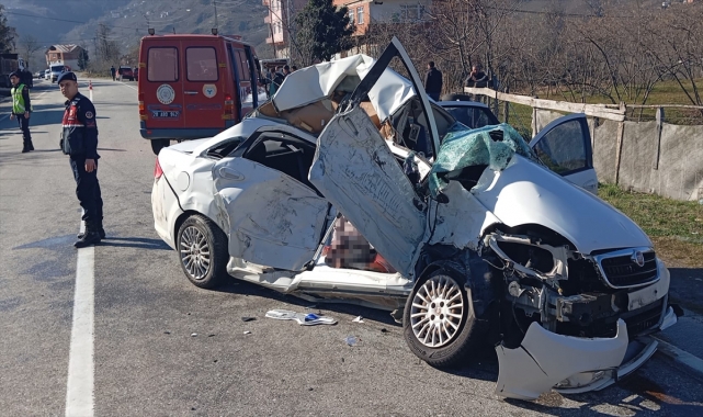 GÜNCELLEME - Giresun'da kamyon ile otomobilin çarpıştığı kazada ölenlerin sayısı 4'e yükseldi