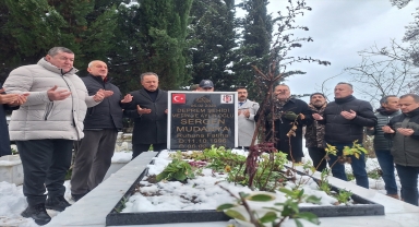 Hatay'da 6 Şubat depremlerinde yaşamını yitiren Sergen Mudanya, Zonguldak'taki mezarı başında anıldı