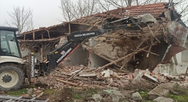 Havza Belediyesi, güvenli olmadığı belirlenen metruk yapıyı yıktı