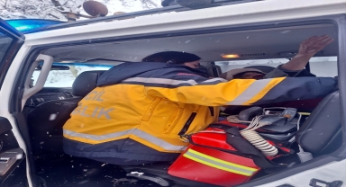 Kardan yolu kapanan köyde rahatsızlanan 80 yaşındaki kadın hastaneye ulaştırıldı