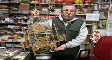 Kırtasiye dükkanında kıl testereyle dekoratif ürünler yapıyor