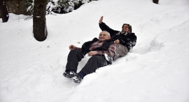 Köyde yaşayan 65 yaşındaki çiftin kar keyfi