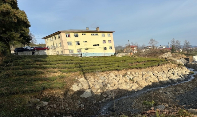 Rize'de bahçesinde çökmeler oluşan okulda eğitime ara verildi