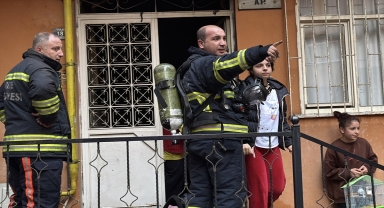 Rize'de bir binanın giriş katında çıkan yangın söndürüldü