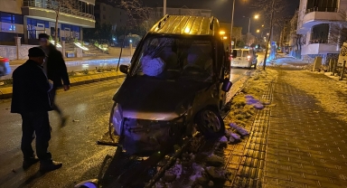 Samsun'da iki hafif ticari aracın çarptığı kazada 3 kişi yaralandı
