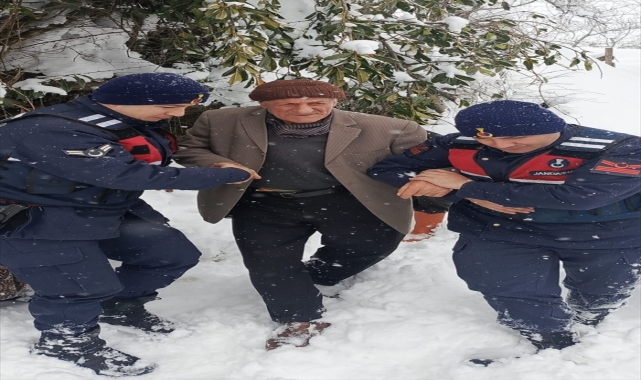 Samsun'da karda mahsur kalan hastanın yardımına jandarma koştu