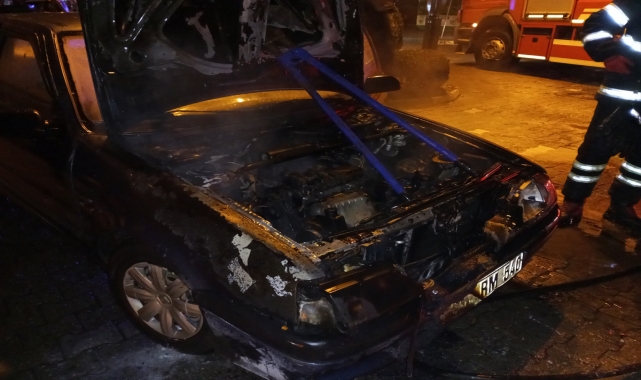 Samsun'da motor kısmı alev alan otomobil söndürüldü
