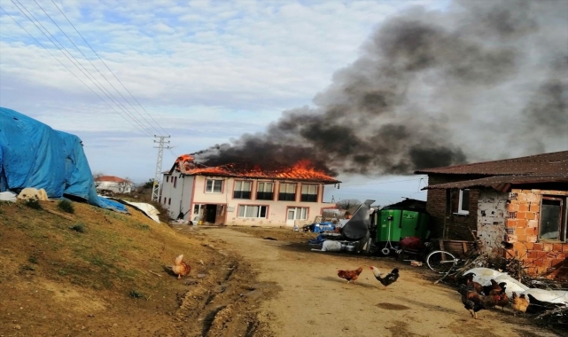 Sinop'ta evin çatısında çıkan yangın söndürüldü