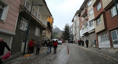 Tokat'ta apartman dairesinde çıkan yangında 3 kişi dumandan etkilendi