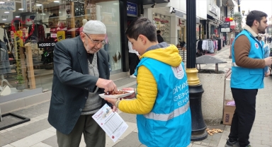 Tokat'ta gençler imsakiye ve hurma dağıttı