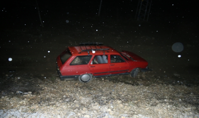 Tokat'ta şarampole düşen otomobildeki baba ve oğlu yaralandı