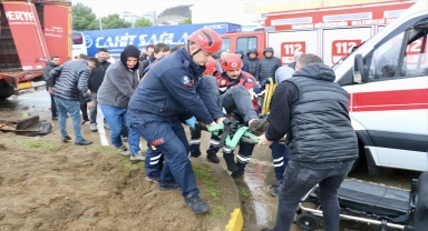Trabzon'da yol süpürme aracının devrildiği kazada bir işçi yaralandı