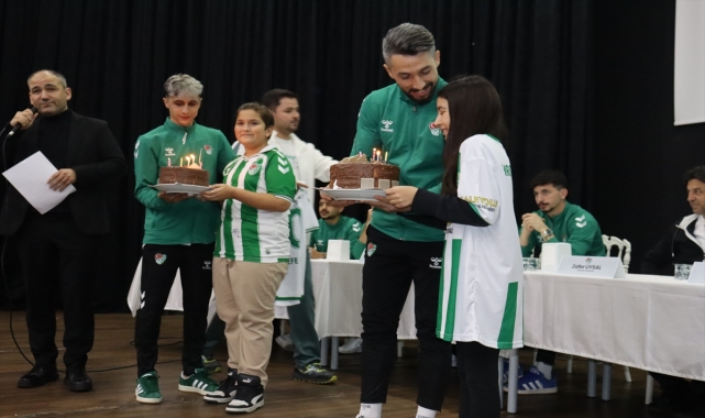 Yurt Et Amasyasporlu futbolculardan öğrencilere doğum günü sürprizi