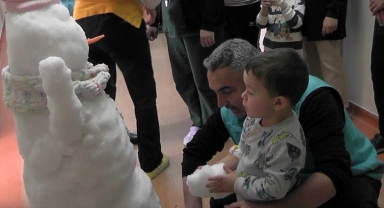 Amasya'da hastanede tedavi gören çocuklara kardan adam sürprizi