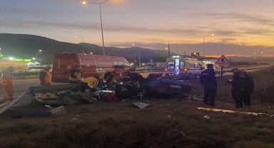 Anadolu Otoyolu'nda bariyere çarpan otomobildeki iki kişi öldü, bir kişi yaralandı