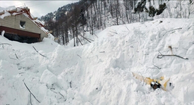 Artvin'de meydana gelen çığda iş makineleri ve bakımevinde hasar oluştu