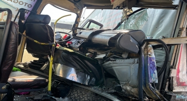 Artvin'de minibüsün tıra çarptığı kazada 12 kişi yaralandı