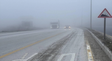 Batı Karadeniz Bağlantı Yolu'nda sis görüş mesafesini düşürdü