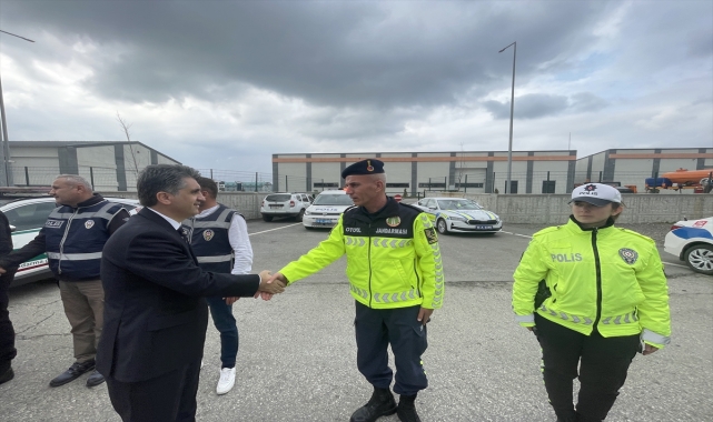 Bolu Valisi Aydın, sürücü ve vatandaşların bayramını kutladı